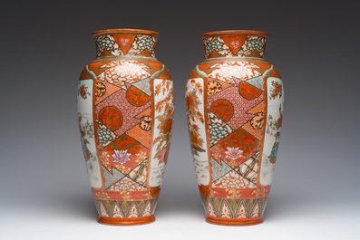 Paire de vases en porcelaine Kutani de Japon &agrave; d&eacute;cor d'oiseaux parmi des branches fleuries et de figures dans un paysage, Meiji, vers 1900
