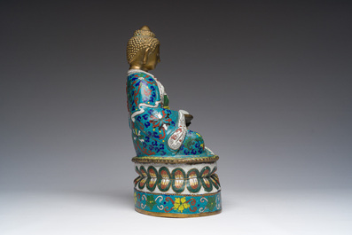Een Chinese cloisonn&eacute; Boeddha met een witte jade lotusbloem, 20ste eeuw