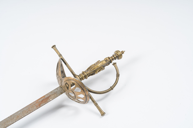 Trois rapi&egrave;res diff&eacute;rentes &agrave; lames d'acier et un casque morion, 19&egrave;me/20&egrave;me si&egrave;cle