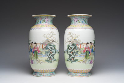 Paire de vases en porcelaine de Chine famille rose &agrave; d&eacute;cor de dames de la cour se relaxant dans un jardin palatial, marque Qianlong, R&eacute;publique, 20&egrave;me