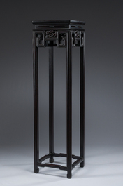 Socle de forme carr&eacute;e en bois sculpt&eacute;, Chine, 19&egrave;me si&egrave;cle