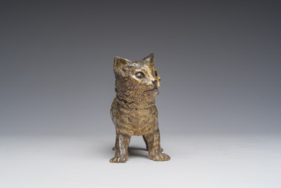 Gemonogrammeerd F.B. (voor Franz Bergmann): Een Weense polychroom koud beschilderde bronzen inktpot in de vorm kat, 19de/20ste eeuw