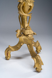 Table d'appoint en bois sculpt&eacute; et dor&eacute; &agrave; d&eacute;cor d'un homme-poisson, Italie, 19&egrave;me si&egrave;cle