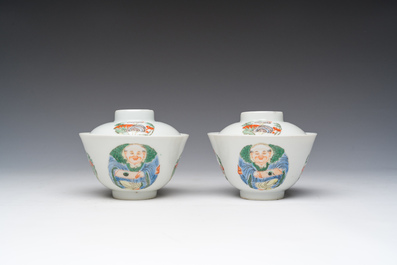 Een paar Chinese wucai dekselkommen met lingzhi, Qianlong merk, Republiek, 20ste eeuw