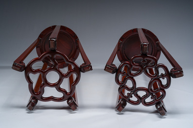 Paire de socles en bois sculpt&eacute;, Chine, 20&egrave;me si&egrave;cle