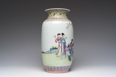 Een Chinese famille rose vaas met hofdames die zich ontspannen in een paleistuin, Qianlong merk, Republiek, 20ste eeuw