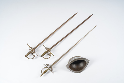 Trois rapi&egrave;res diff&eacute;rentes &agrave; lames d'acier et un casque morion, 19&egrave;me/20&egrave;me si&egrave;cle
