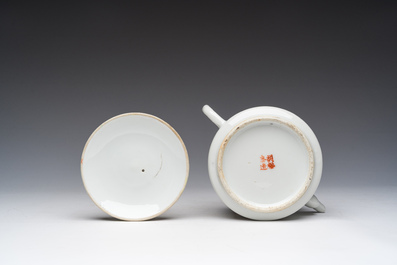 Een Chinese qianjiang cai theepot met deksel met antiquiteiten, 19de/20ste eeuw