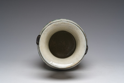 Een Chinese Nanking craquel&eacute; famille verte vaas met een geanimeerde sc&egrave;ne rondom, 19de eeuw