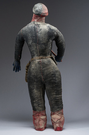 Effigie Bizango d&rsquo;un tonton macoute milicien ha&iuml;tien de Fran&ccedil;ois Duvalier coiff&eacute; d&rsquo;une casquette et portant une matraque, techniques mixtes, 20&egrave;me s.