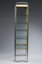 Een Belgische verchroomd en gepatineerd metalen doktersvitrine met vier glazen legborden, Usines Annoye, derde kwart 20ste eeuw