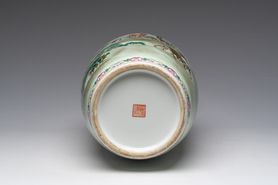 Een Chinese famille rose vaas met 'De paarden van Wang Mu', Jingdezhen merk, Republiek, 20ste eeuw