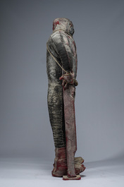 Effigie Bizango d&rsquo;un guerrier infirme et borgne se tenant debout gr&acirc;ce &agrave; des b&eacute;quilles en bois, techniques mixtes, Ha&iuml;ti, 20&egrave;me si&egrave;cle