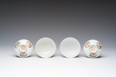 Een paar Chinese wucai dekselkommen met lingzhi, Qianlong merk, Republiek, 20ste eeuw