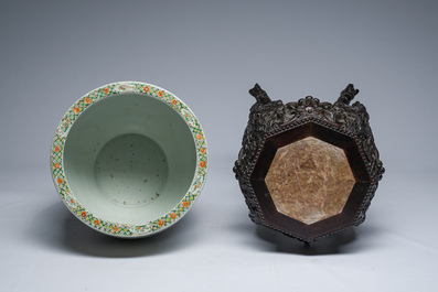 Jardini&egrave;re en porcelaine de Chine famille rose &agrave; d&eacute;cor d'oiseaux sur un socle en bois sculpt&eacute; et ajour&eacute; au plateau en marbre, 19&egrave;me/20&egrave;me si&egrave;cle