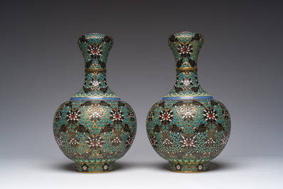 Deux paires de vases en &eacute;maux cloisonn&eacute;s &agrave; d&eacute;cor floral, Chine, 20&egrave;me si&egrave;cle