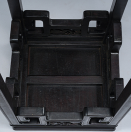 Socle de forme carr&eacute;e en bois sculpt&eacute;, Chine, 19&egrave;me si&egrave;cle