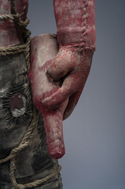 Effigie Bizango d'une figure poilue tenant une bouteille de boisson dans chaque main, techniques mixtes, Ha&iuml;ti, 20&egrave;me si&egrave;cle