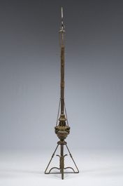 Br&ucirc;le-encens en bronze dor&eacute; orn&eacute; de t&ecirc;tes d'anges et son support assorti, vers 1900