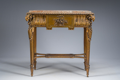 Table d'appoint de style Louis XVI en bois sculpt&eacute; et dor&eacute; &agrave; d&eacute;cor de t&ecirc;tes de bouc surmont&eacute;e d'une tablette en marbre rouge, 19&egrave;me si&egrave;cle