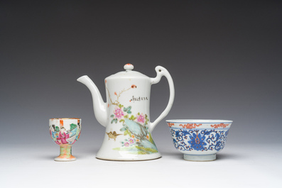 Une th&eacute;i&egrave;re en porcelaine de Chine famille rose, deux bols en bleu et blanc et un coquetier famille rose de Canton, Yongzheng et post&eacute;rieur