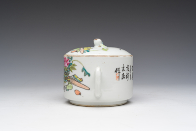 Een Chinese qianjiang cai theepot met deksel met antiquiteiten, 19de/20ste eeuw