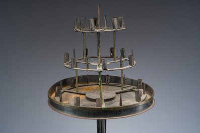 Chandelier &agrave; trois niveaux n&eacute;o-gothique &agrave; trois pieds en m&eacute;tal patin&eacute; et cuivre, 19&egrave;me/20&egrave;me si&egrave;cle