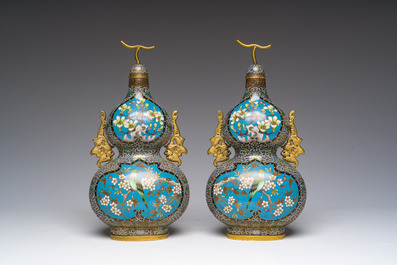 Deux paires de vases en &eacute;maux cloisonn&eacute;s &agrave; d&eacute;cor floral, Chine, 20&egrave;me si&egrave;cle