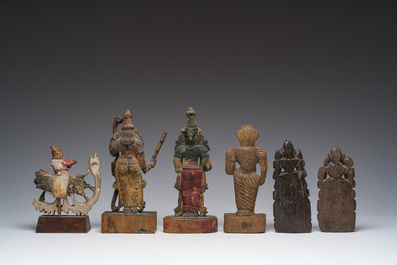 Zes Indische deels gepolychromeerde houten sculpturen, 19de/20ste eeuw