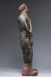 Effigie Bizango d&rsquo;un tonton macoute milicien ha&iuml;tien de Fran&ccedil;ois Duvalier coiff&eacute; d&rsquo;une casquette et portant une matraque, techniques mixtes, 20&egrave;me s.