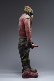 Effigie Bizango d'une figure poilue tenant une bouteille de boisson dans chaque main, techniques mixtes, Ha&iuml;ti, 20&egrave;me si&egrave;cle