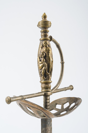 Trois rapi&egrave;res diff&eacute;rentes &agrave; lames d'acier et un casque morion, 19&egrave;me/20&egrave;me si&egrave;cle