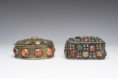 Deux bo&icirc;tes couvertes en m&eacute;tal argent&eacute; filigran&eacute; et serties de pierres dures, Inde, 20&egrave;me si&egrave;cle