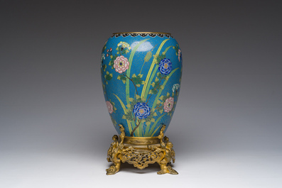Vase en &eacute;maux cloisonn&eacute;s &agrave; d&eacute;cor de papillons parmi des fleurs sur socle en bronze dor&eacute;, Chine, 19&egrave;me si&egrave;cle
