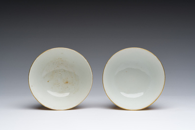 Een paar Chinese export porseleinen koppen en schotels voor de Braziliaanse of Portugese markt, 19de eeuw