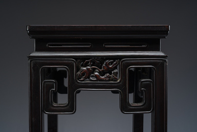 Socle de forme carr&eacute;e en bois sculpt&eacute;, Chine, 19&egrave;me si&egrave;cle