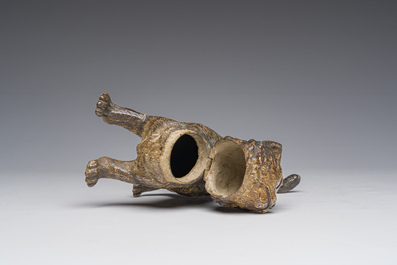 Gemonogrammeerd F.B. (voor Franz Bergmann): Een Weense polychroom koud beschilderde bronzen inktpot in de vorm kat, 19de/20ste eeuw