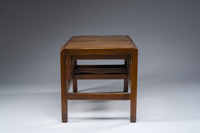 Een Engelse Victoriaanse mahoniehouten bibliotheekladder bekleed met leder omvormbaar tot bijzettafel, ca. 1900