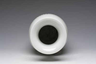 Een Chinese famille rose vaas met 'De paarden van Wang Mu', Jingdezhen merk, Republiek, 20ste eeuw