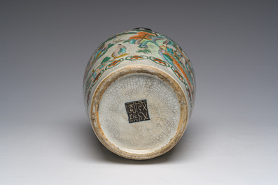 Een Chinese Nanking craquel&eacute; famille verte vaas met een geanimeerde sc&egrave;ne rondom, 19de eeuw