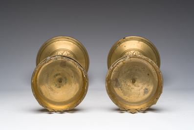 Een paar koperen deels gegraveerde neogotische kerkkandelaars met floraal reli&euml;fdecor, ca. 1900