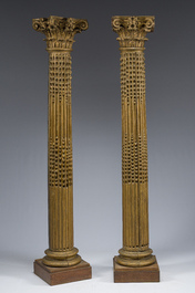 Een paar rijk gesculpteerde verguld houten zuilen met Corinthische kapitelen, 19de eeuw