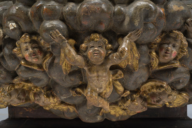 Autel exceptionnel en bois dor&eacute; et polychrome &agrave; d&eacute;cor de Dieu le P&egrave;re et des anges accompagn&eacute; d'une Vierge, Espagne, 18&egrave;me si&egrave;cle