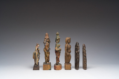 Zes Indische deels gepolychromeerde houten sculpturen, 19de/20ste eeuw