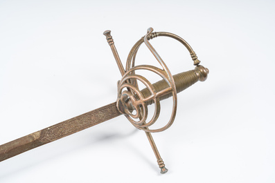 Trois rapi&egrave;res diff&eacute;rentes &agrave; lames d'acier et un casque morion, 19&egrave;me/20&egrave;me si&egrave;cle