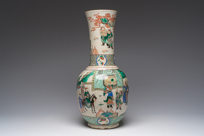 Vase en porcelaine de Chine famille verte dite 'de Nankin'  &agrave; d&eacute;cor de visite &agrave; la cour, 19&egrave;me si&egrave;cle