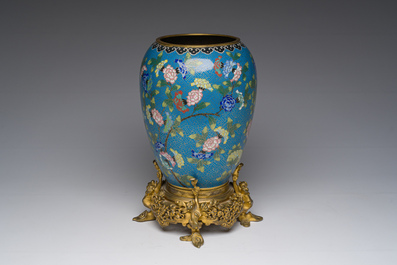 Vase en &eacute;maux cloisonn&eacute;s &agrave; d&eacute;cor de papillons parmi des fleurs sur socle en bronze dor&eacute;, Chine, 19&egrave;me si&egrave;cle