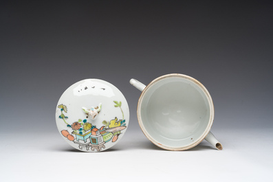 Een Chinese qianjiang cai theepot met deksel met antiquiteiten, 19de/20ste eeuw
