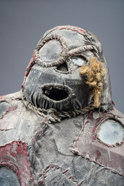 Effigie Bizango d&rsquo;un guerrier infirme et borgne se tenant debout gr&acirc;ce &agrave; des b&eacute;quilles en bois, techniques mixtes, Ha&iuml;ti, 20&egrave;me si&egrave;cle