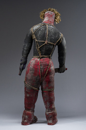 Effigie Bizango d'une figure poilue tenant une bouteille de boisson dans chaque main, techniques mixtes, Ha&iuml;ti, 20&egrave;me si&egrave;cle